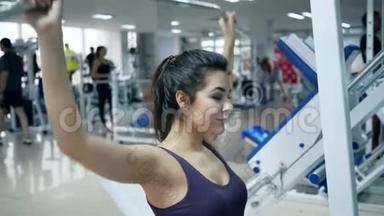 力量训练，女孩正在用力量<strong>运动器材</strong>锻炼身体